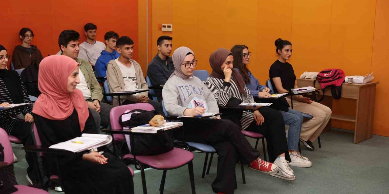 YKS’ye hazırlanan öğrencilere ücretsiz kurs hizmeti