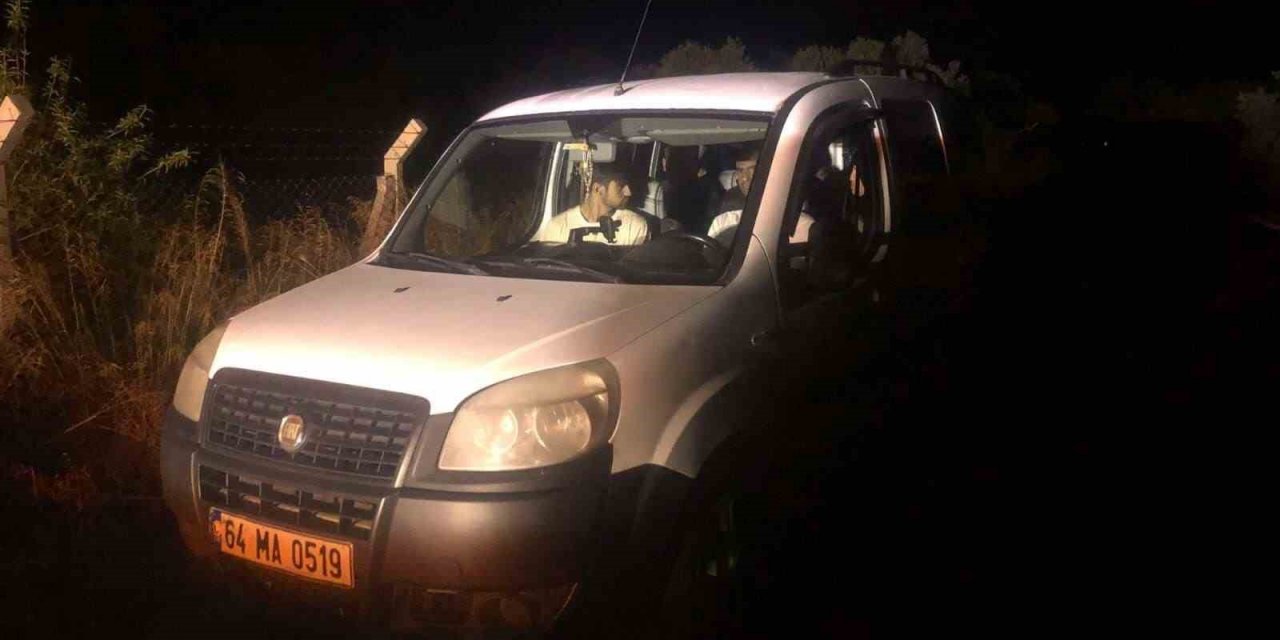 Ezine’de ticari araç içinde 9 kaçak göçmen ile 1 organizatör yakalandı