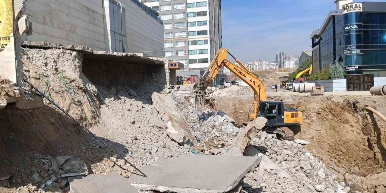 Binada toprak kayması oldu, firma yetkilileri can kaybı yaşanmadığı için koç kesti