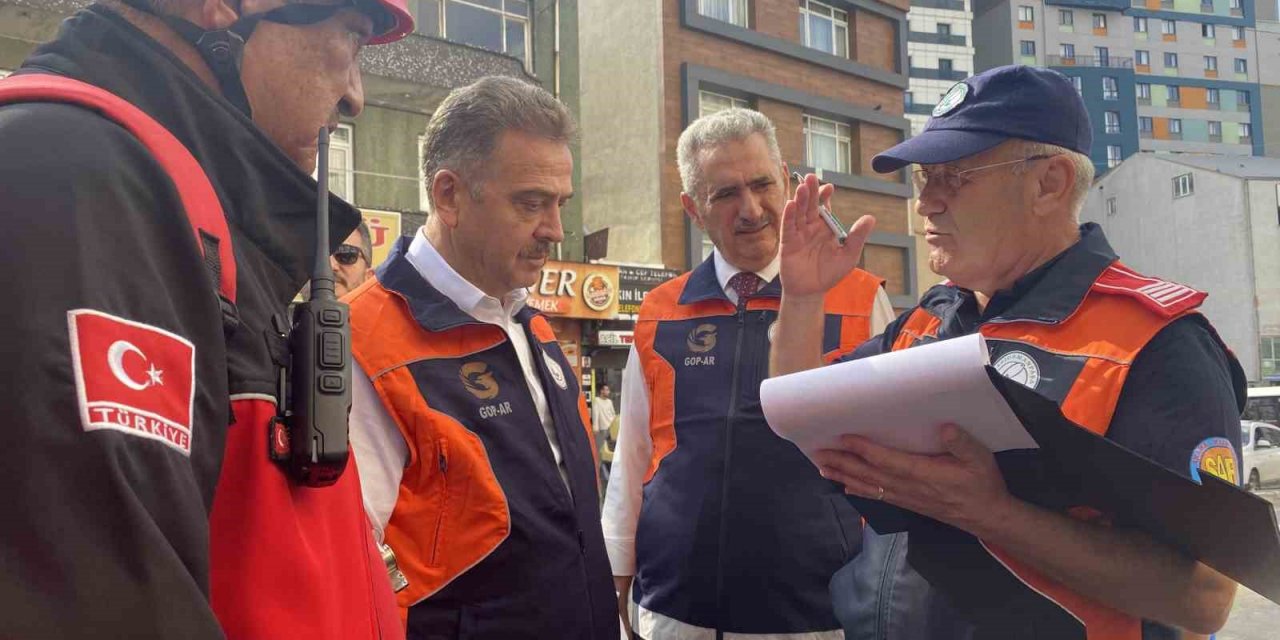 Gaziosmapaşa’da gerçeği aratmayan deprem tatbikatı: Hasarlı binada mahsur kalanlar kurtarıldı