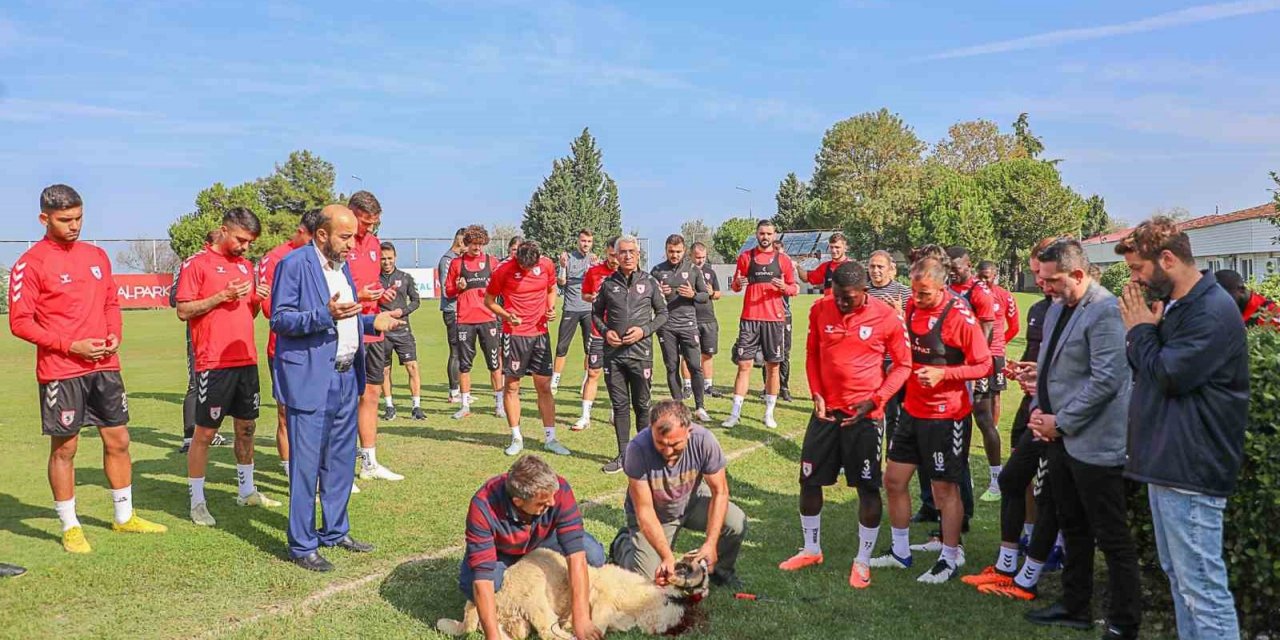 Son sırada bulunan Samsunspor, Rizespor maçı öncesi kurban kesti