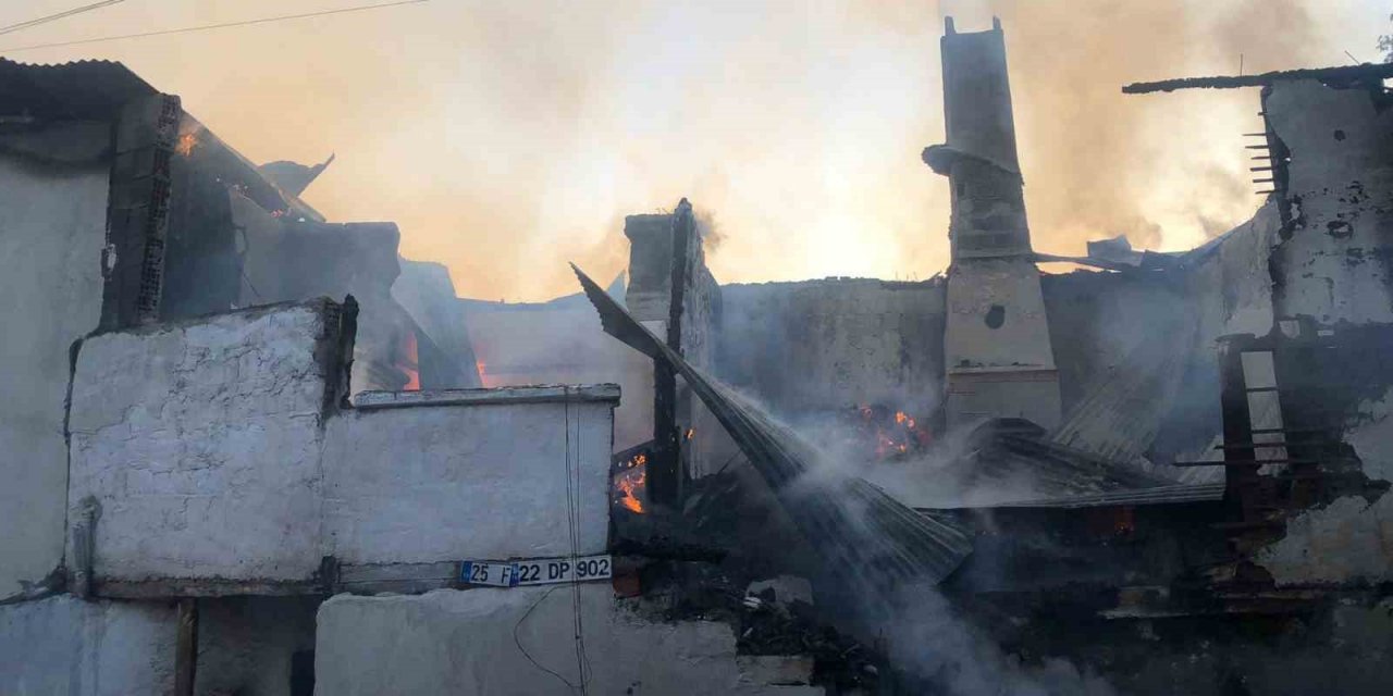 2 katlı ahşap ev yanarak kullanılmaz hale geldi