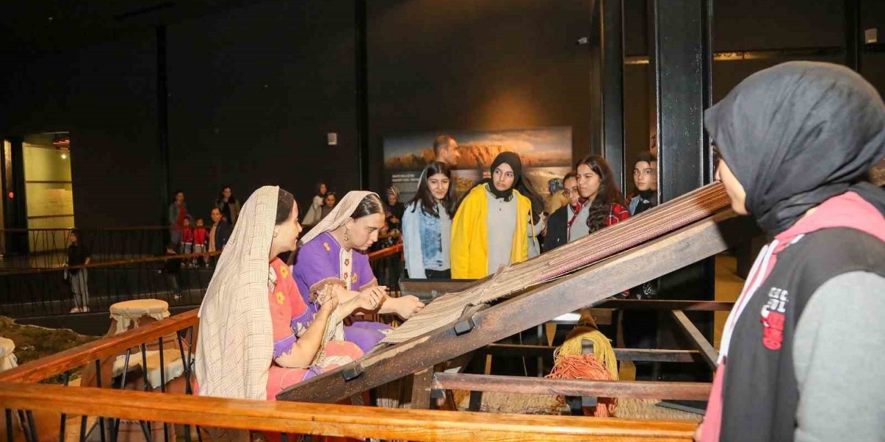 Vanlı öğrenciler müzeyi gezdi