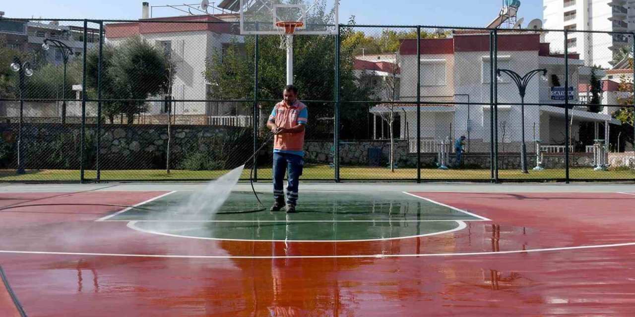 Kuşadası’nda sonbahar temizliği