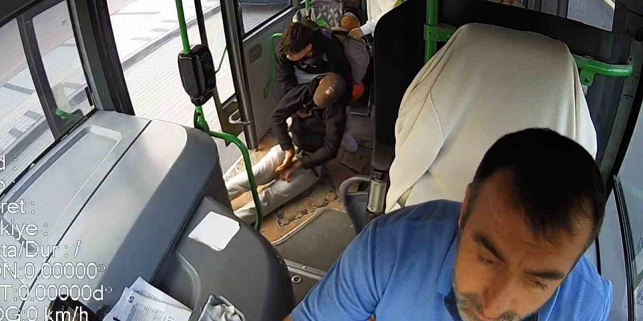 Halk otobüsü şoförü fenalaşan adamı hastaneye götürdü