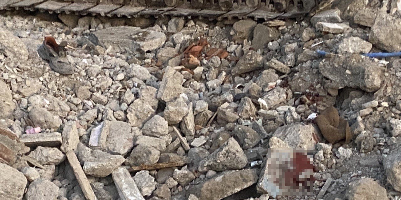 Yıkım çalışması esnasında işçi ekskavatörün altında kaldı