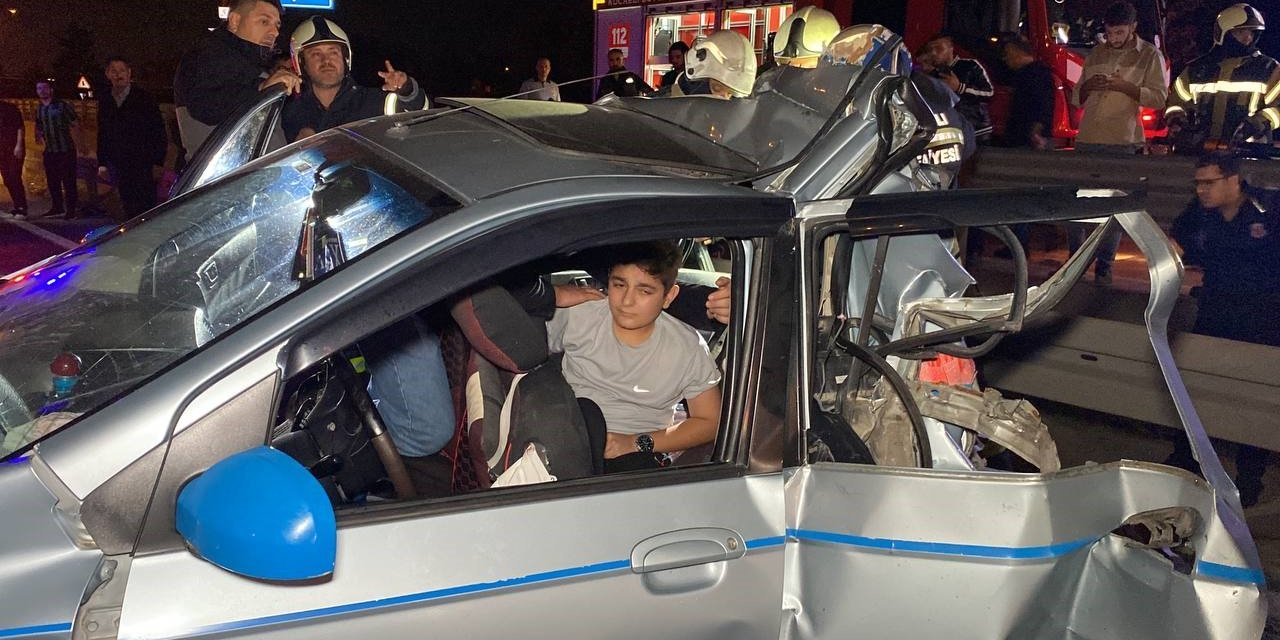Tırın çarptığı otomobil kağıt gibi ezildi: 1’i çocuk 5 yaralı