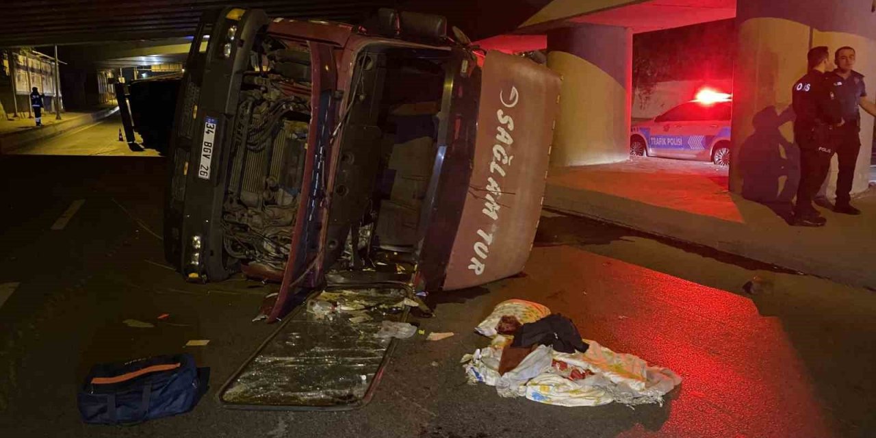 Bakırköy’de üst geçide çarpan tır devrildi