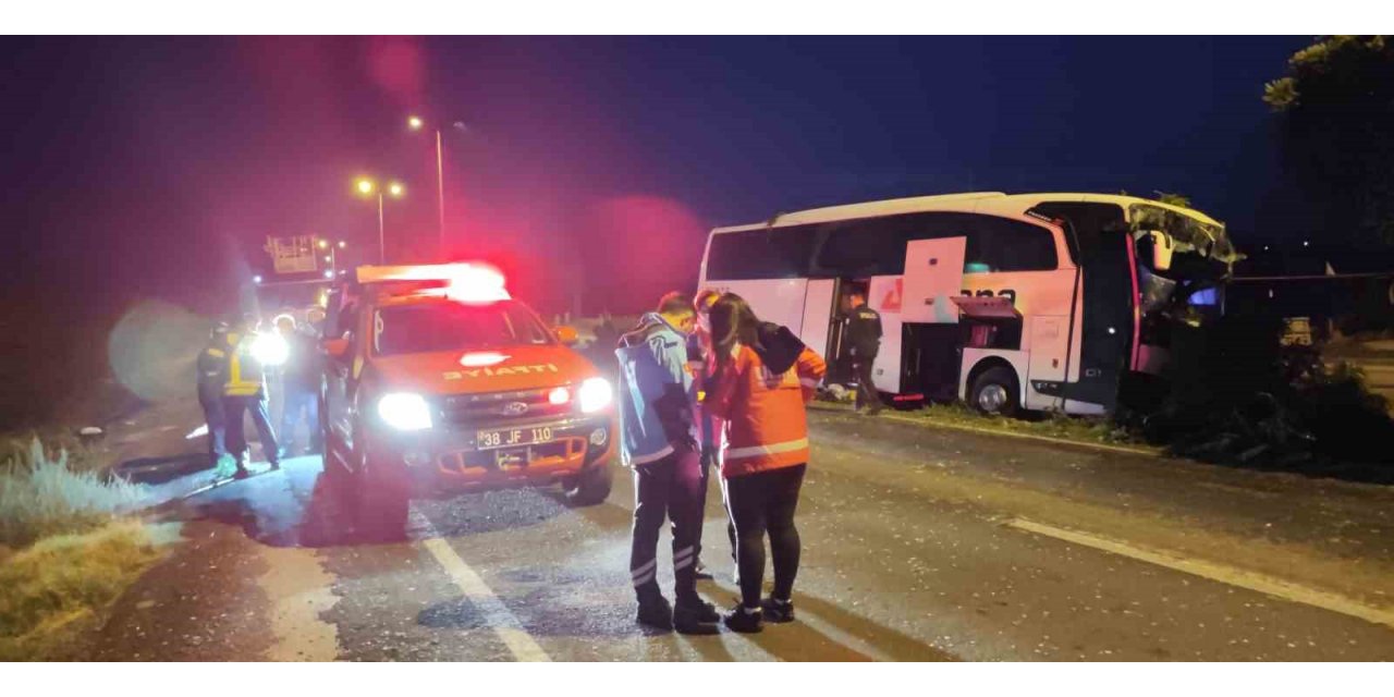 Kayseri’de kontrolden çıkan yolcu otobüsü aydınlatma direğine çarptı: 16 yaralı