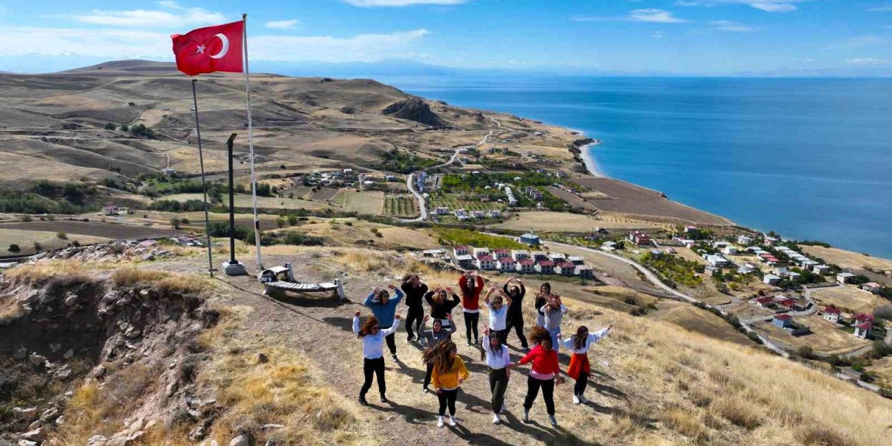 Kadınlar, sporu 2 bin 700 yıllık kalenin zirvesine taşıdı