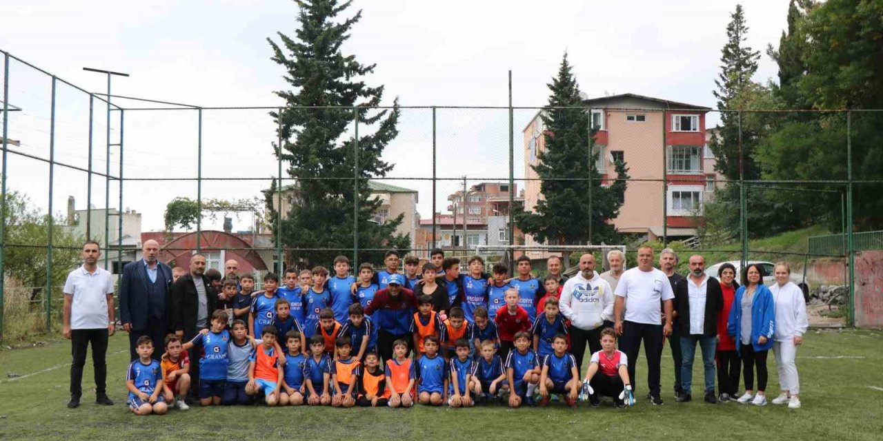 Yamalı sahada maç yapan gençlerin ’yeni saha’ talebi