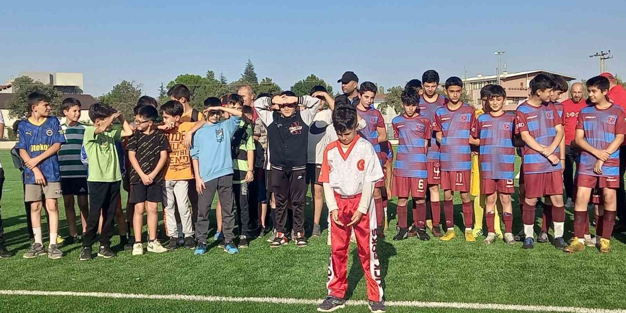 Gediz’de yenilenen stadyum hizmete sunuldu