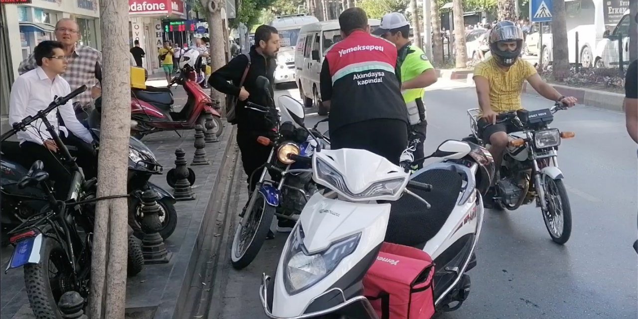 Kafalarında olması gereken kaskı motosiklete taktılar, cezalardan kaçamadılar