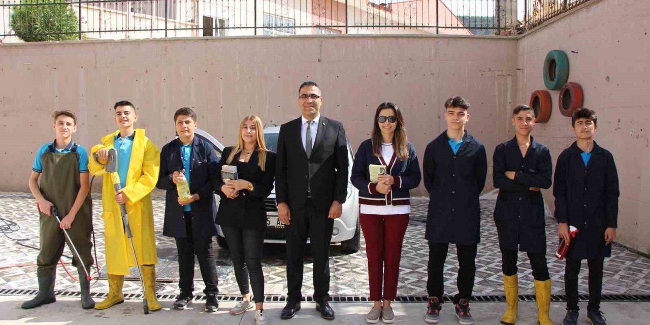 Bu okula kitap getirenin aracı bedava yıkanıyor