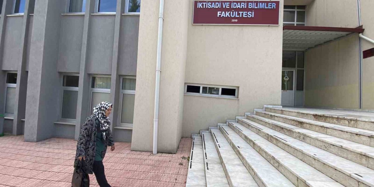 Azmin başarısı: İlk, orta ve lise eğitimini dışarıdan tamamladı, 70 yaşında üniversiteli oldu