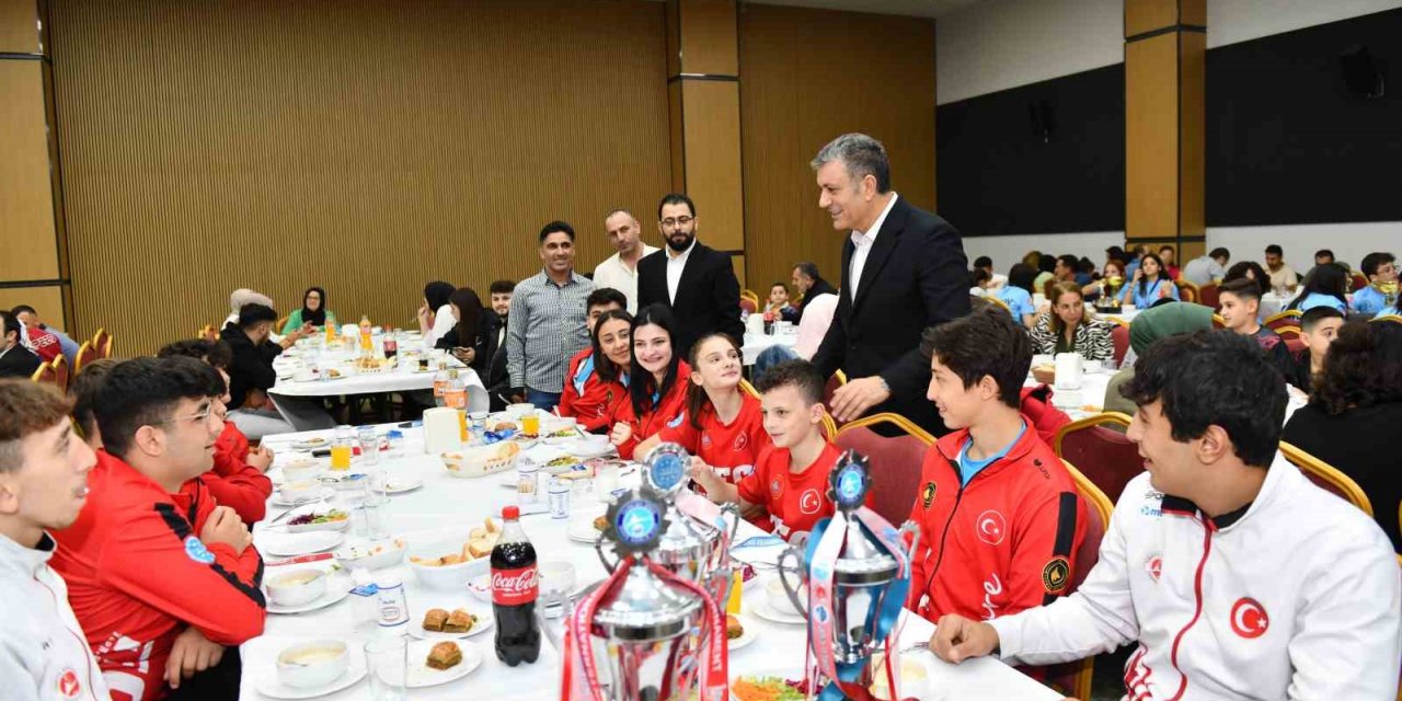 Esenyurt’ta ulusal ve uluslararası müsabakalarda dereceye giren sporculara ödülleri verildi