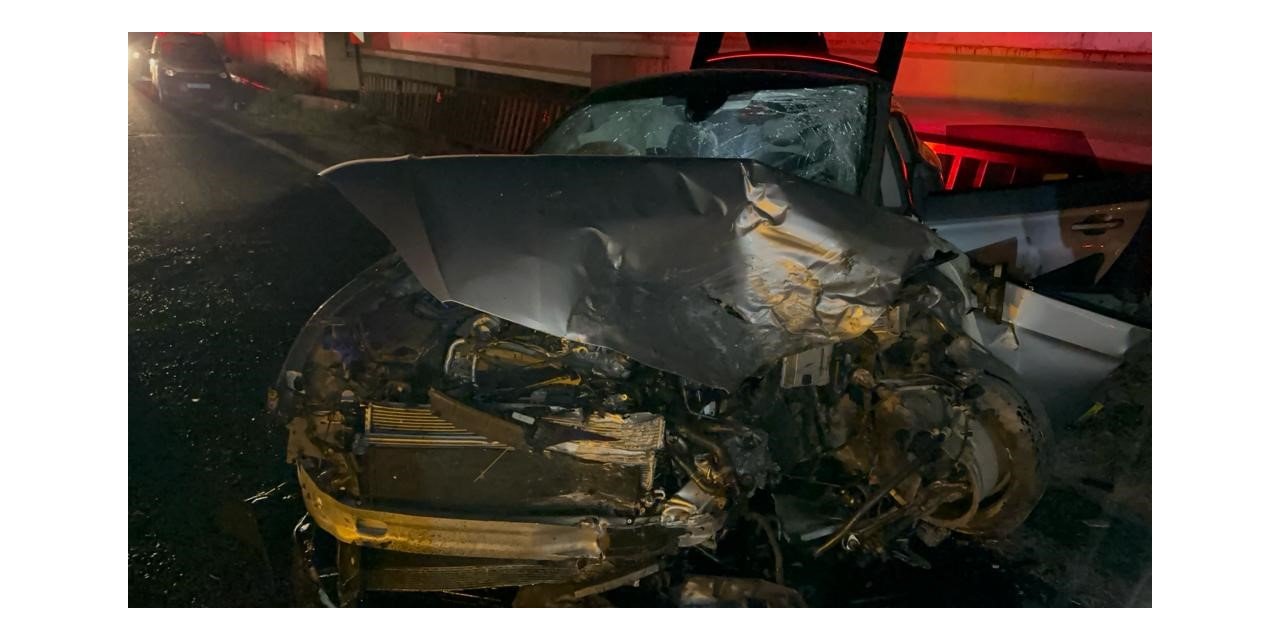 İki otomobilin hurdaya döndüğü kazada 3 kişi ağır yaralandı