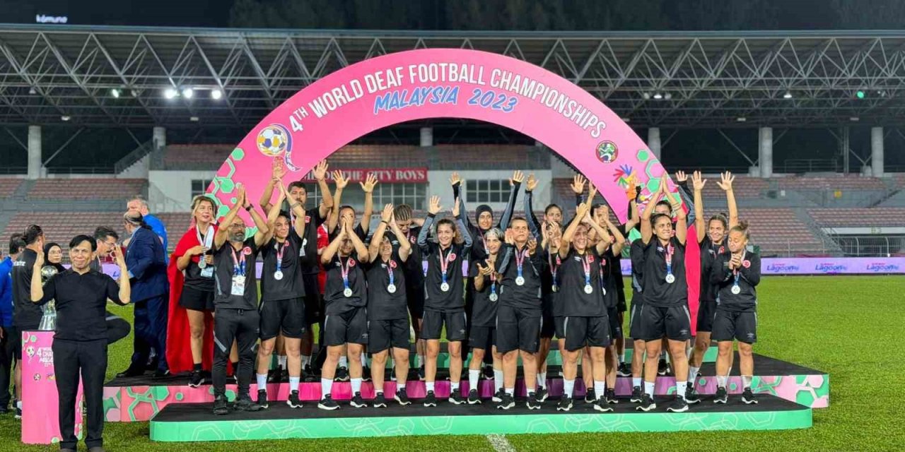 Aralarında Muğlalıların da bulunduğu ’İşitme Engelliler Kadın Futbol Milli Takımı’ dünya ikincisi oldu