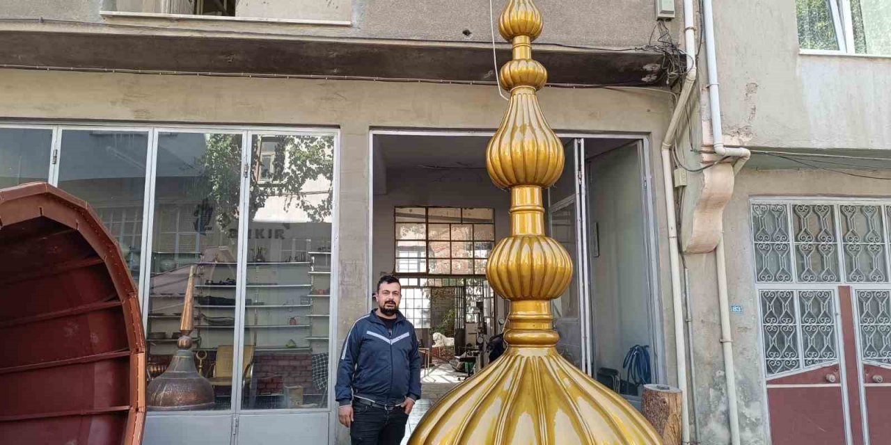 Sandıklılı kardeşlerin yaptığı dev alem Amasya’daki caminin minaresini süsleyecek