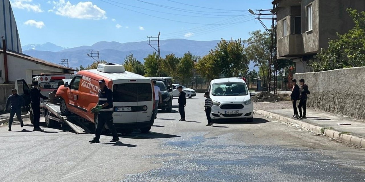 Yüksekova’da minibüs ile kamyonet çarpıştı: 3 yaralı