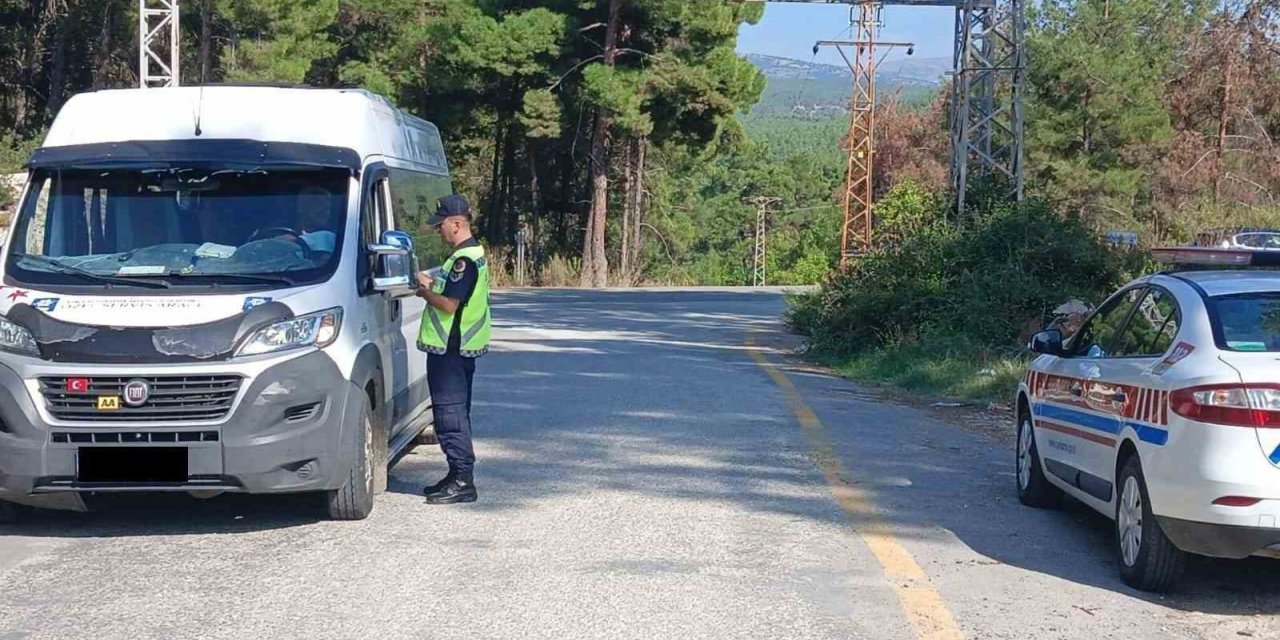 Jandarma ekipleri okul servislerini denetledi