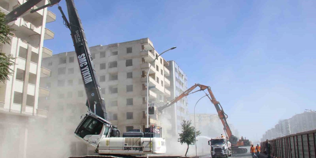 Diyarbakır’da ağır hasarlı binalar bir bir yıkılıyor