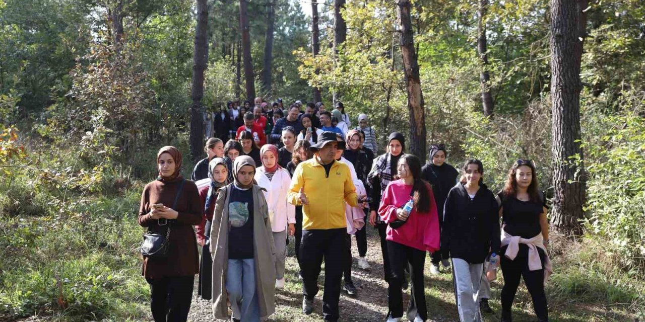 Vali Aslan gençlerle doğa yürüyüşü yaptı