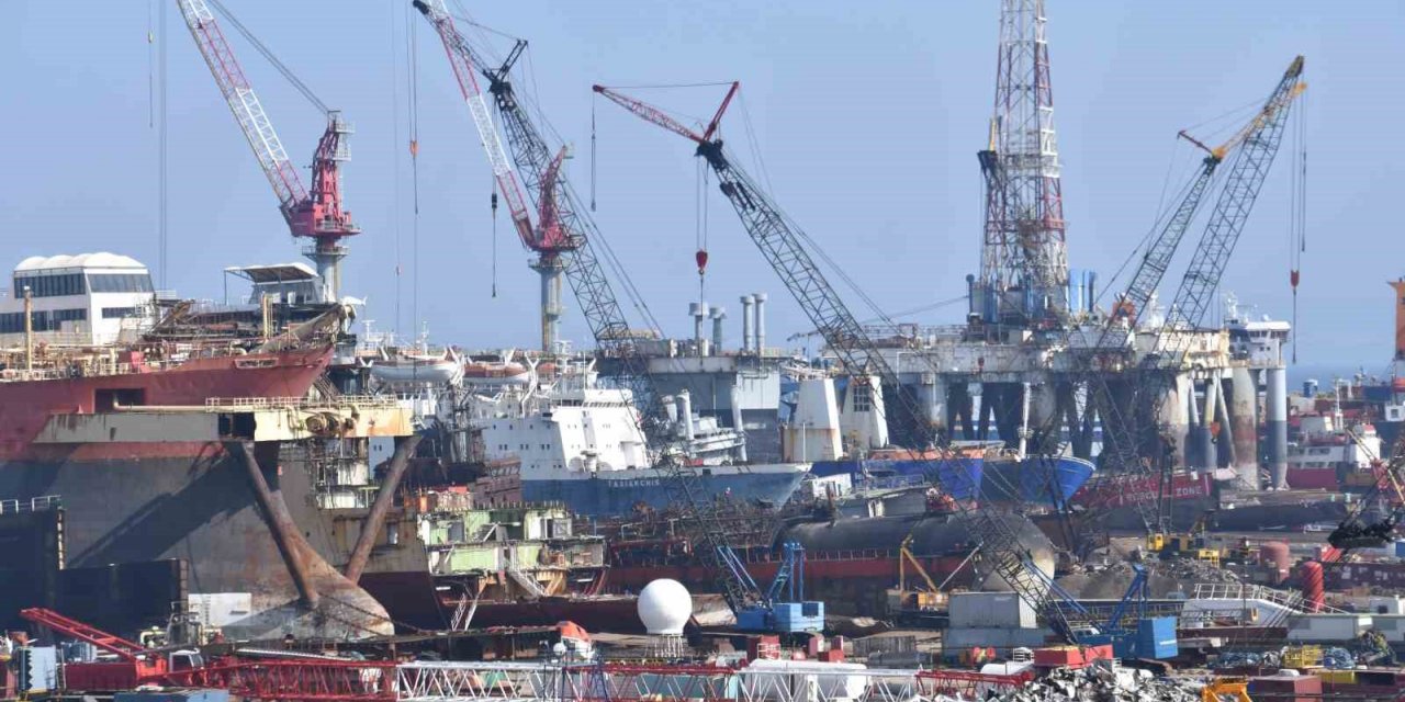 Dev gemiler İzmir’deki gemi söküm merkezinde geri dönüşüme kazandırılıyor