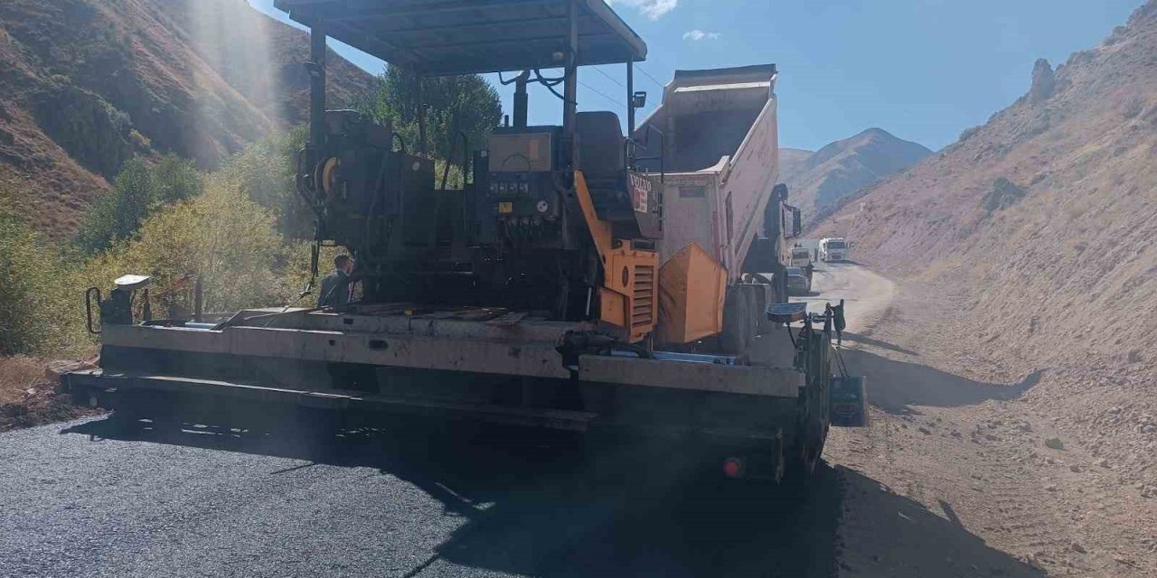 İran’ın sınırında köylerin yolları asfaltlanıyor