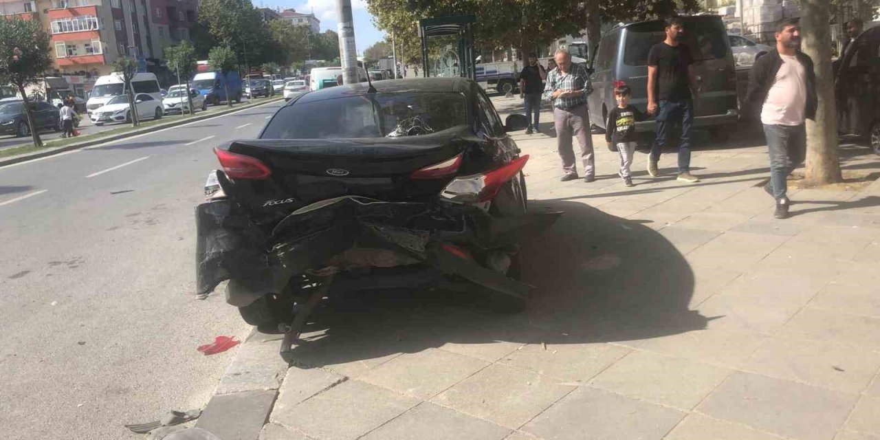 Sancaktepe’de ışık ihlali yapıp kaçtı, iki araç birbirine girdi