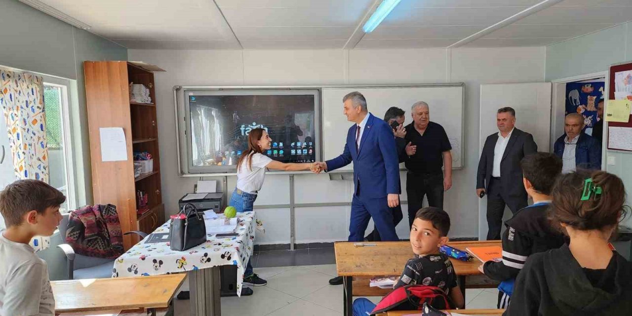 Gölcüklü öğrenciler prefabrik binada eğitime başladı