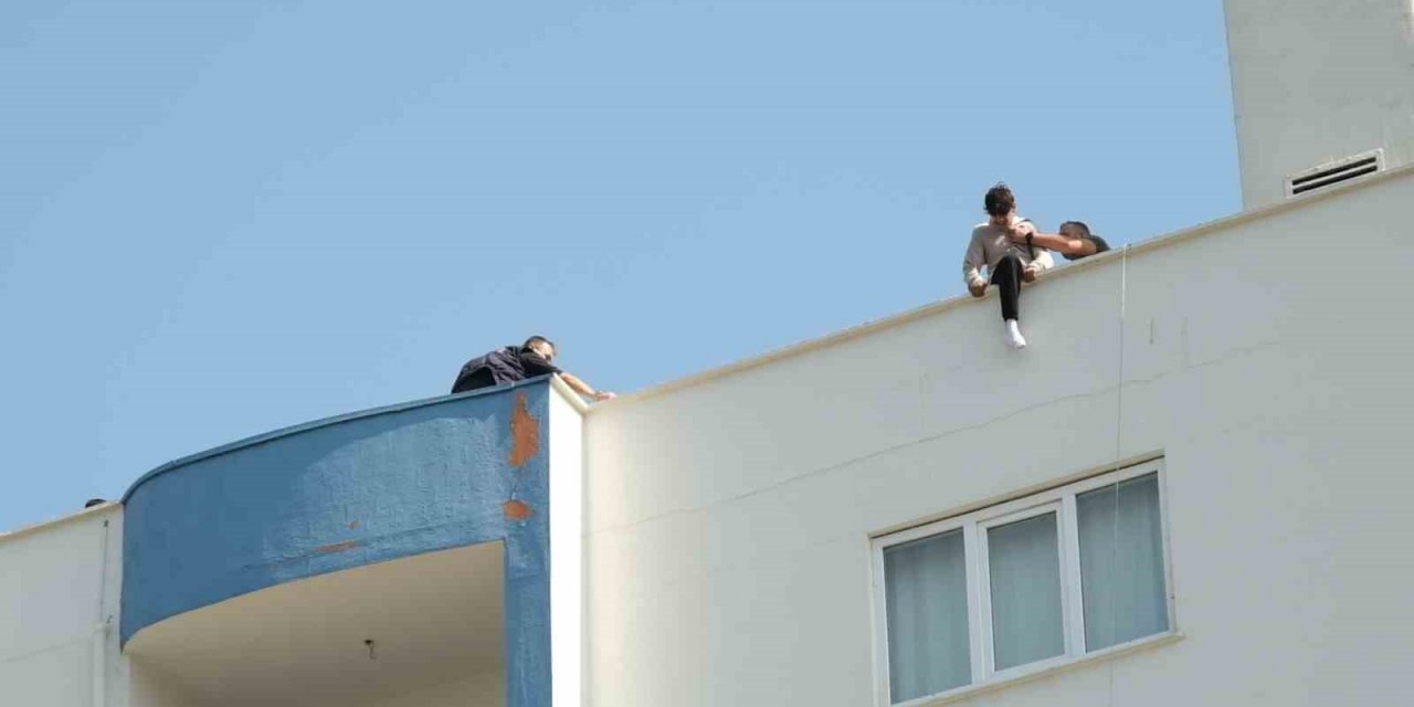 Senin yaşın daha kaç ki? Manisa'da binanın tepesine çıkan çocuk indirildi