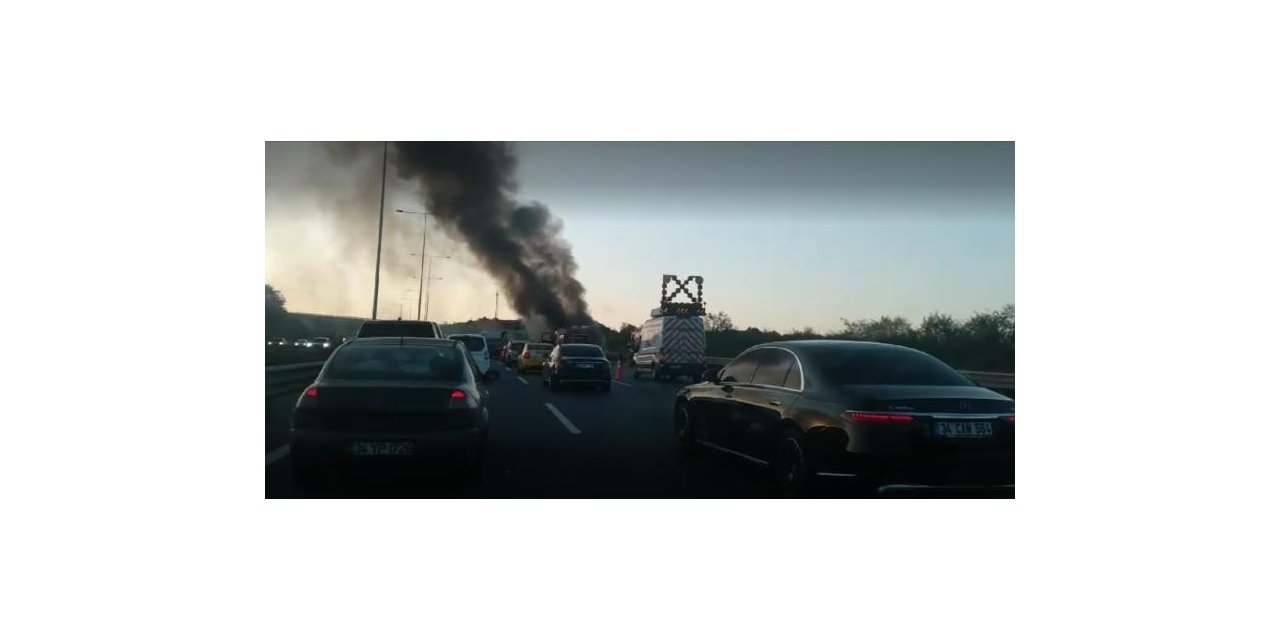 Seyir halindeki tır alev alev yandı