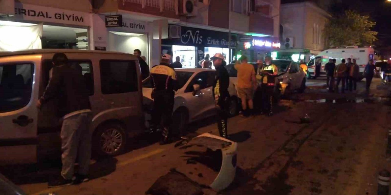 Yalova’da otomobilin ortalığı savaş alanına çevirdiği kaza kamerada: 4 yaralı