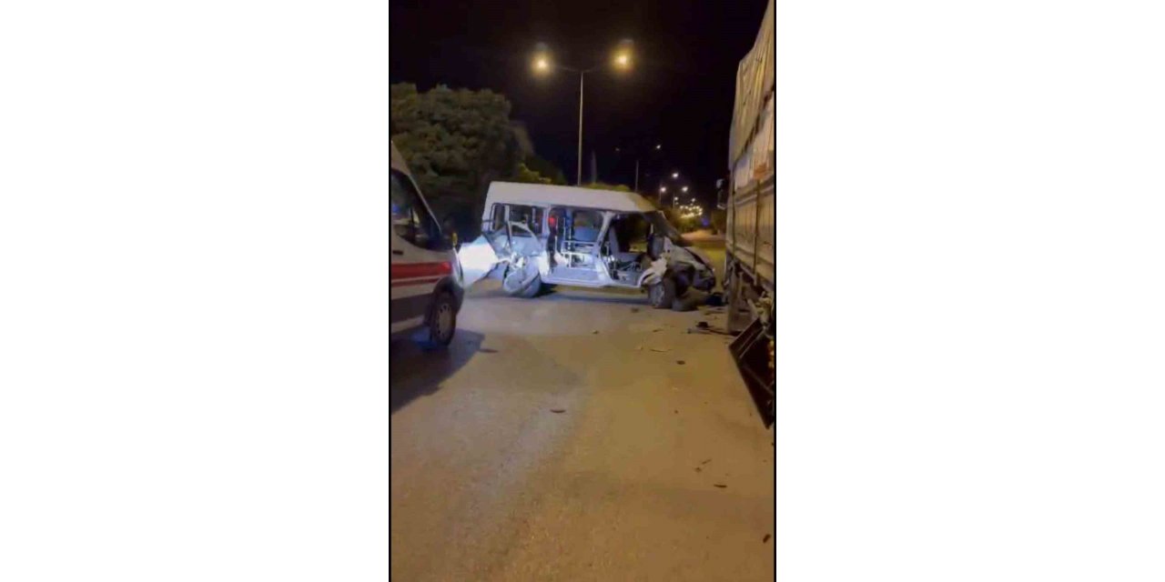 Elazığ’da minibüs park halindeki kamyona çarptı: 1 yaralı