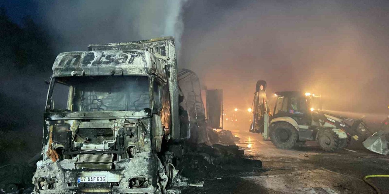 Sarıyer’de kumaş yüklü tır alev alev yandı: Otoyolu duman kapladı