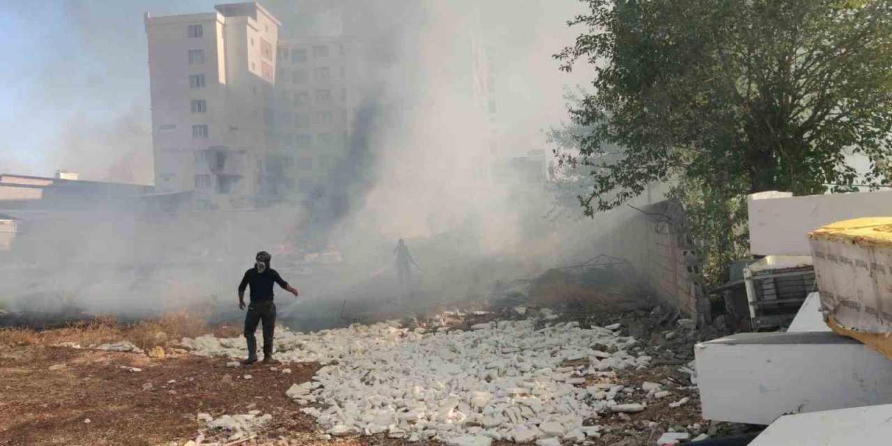 İş yerlerine yakın bölgede çıkan yangın korkuttu