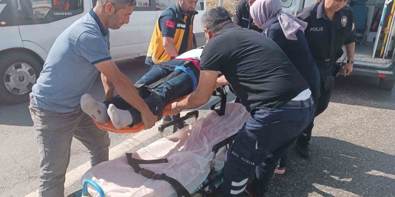 Motosiklet ile kamyon çarpıştı: 1 yaralı