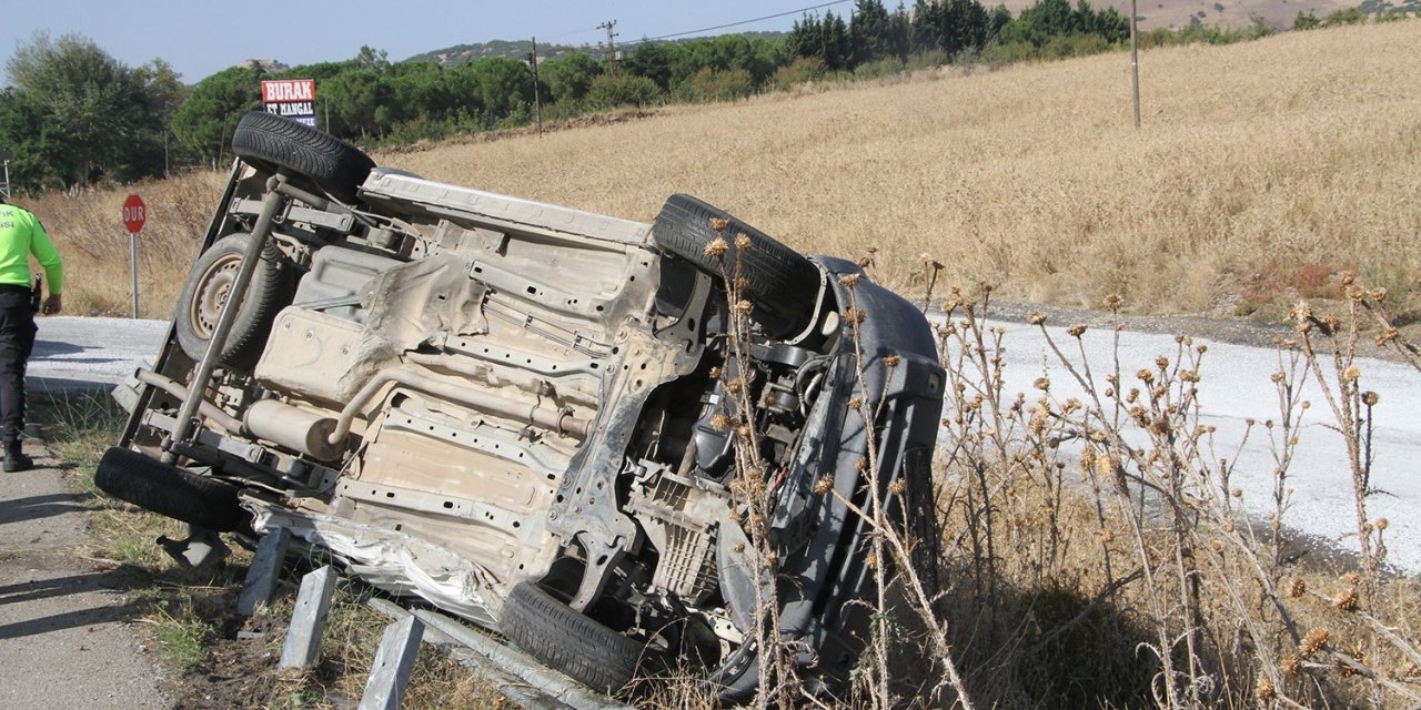 Bariyerlere çarpan araç yan döndü: 4 yaralı