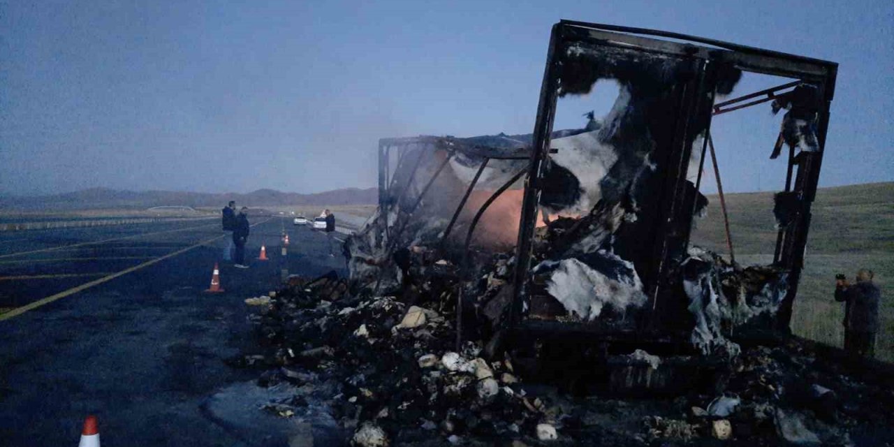 Kars’ta hareket halindeki kamyon yandı