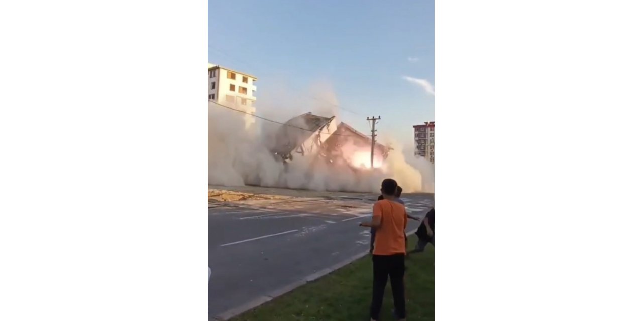 Kontrollü yıkım kontrolden çıktı, elektrik direkleri enkaz altında kaldı