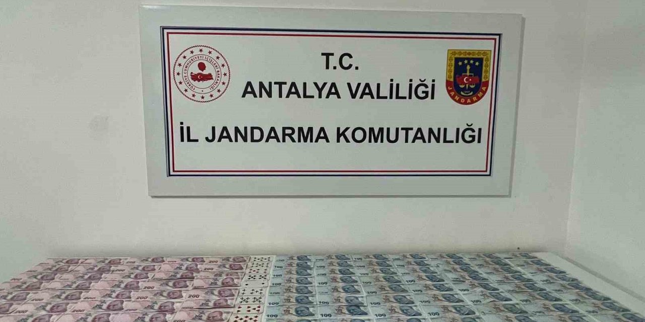 Kasap dükkanında kumar oynarken yakalandılar