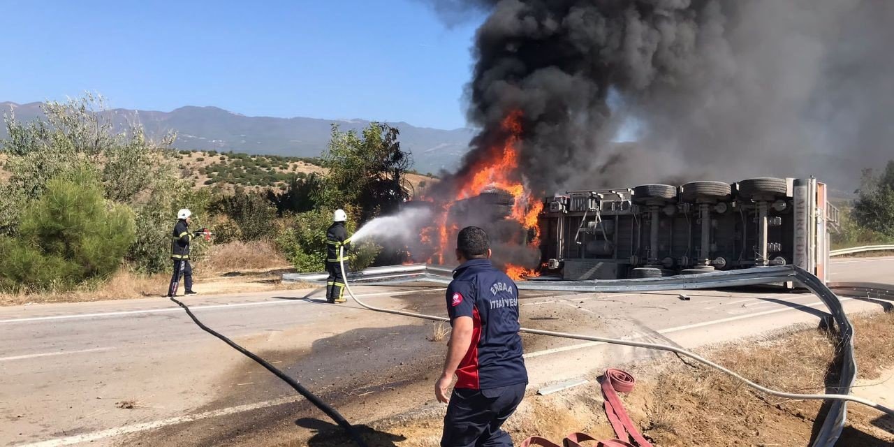 Süt taşıyan tır devrildi, sürücü yanarak hayatını kaybetti