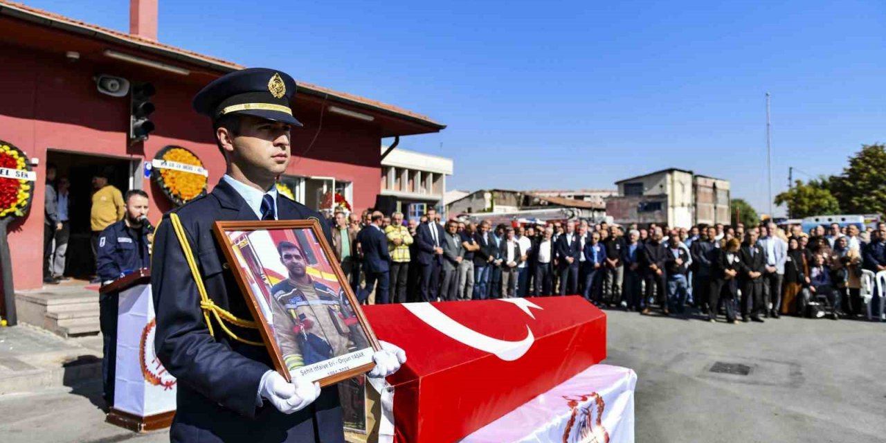 Şehit itfaiye eri Orçun Yaşar son yolculuğuna uğurlandı