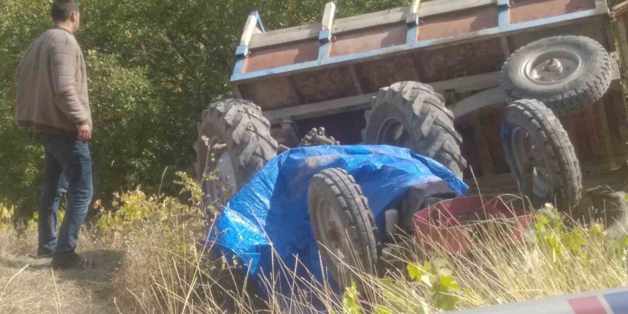 Devrilen traktörün sürücüsü öldü