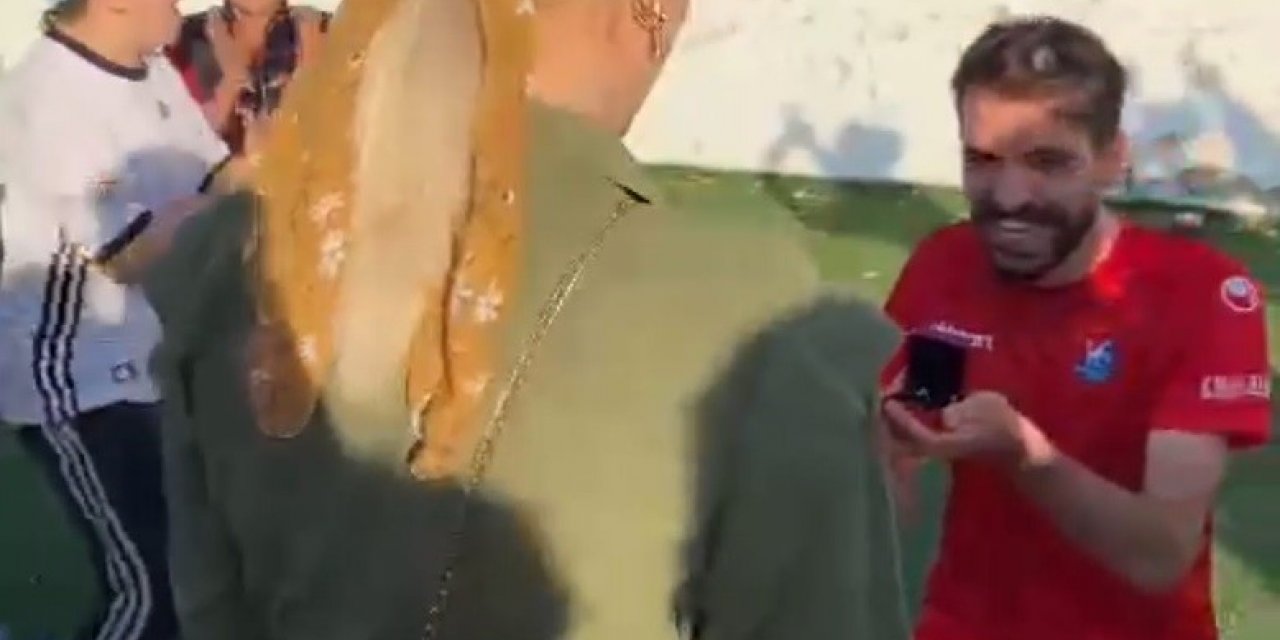 Yeşil sahada sürpriz evlilik teklifi