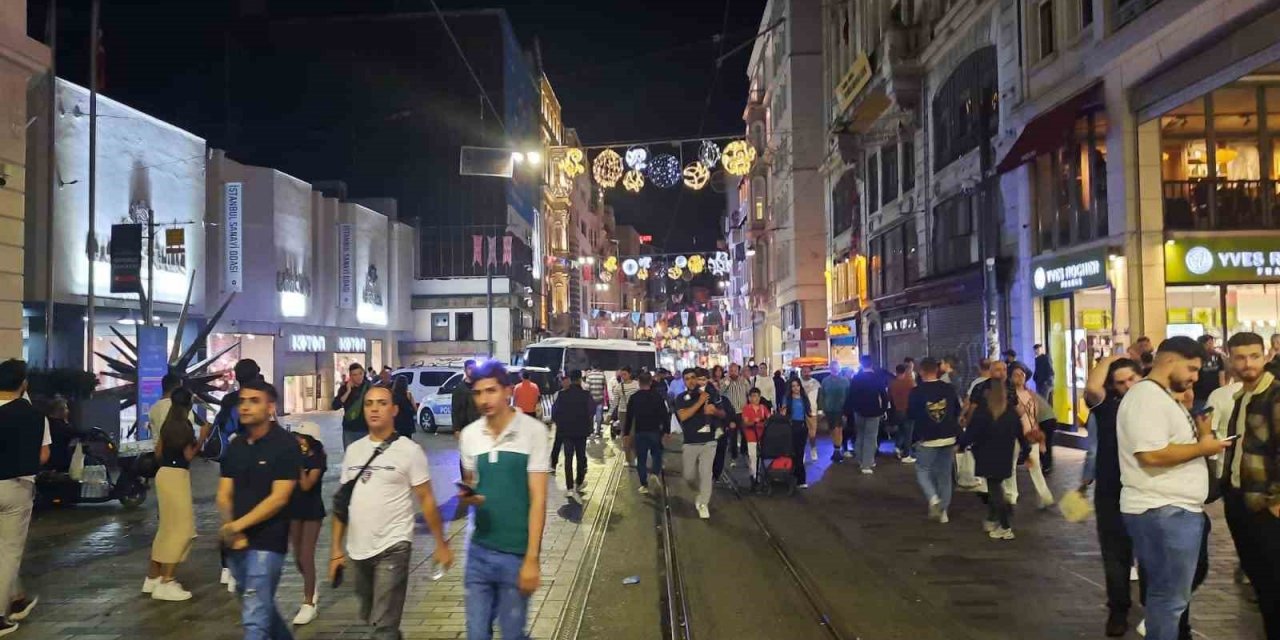 Taksim'de savaş çıktı! Yumrukların yerini bıçaklar aldı