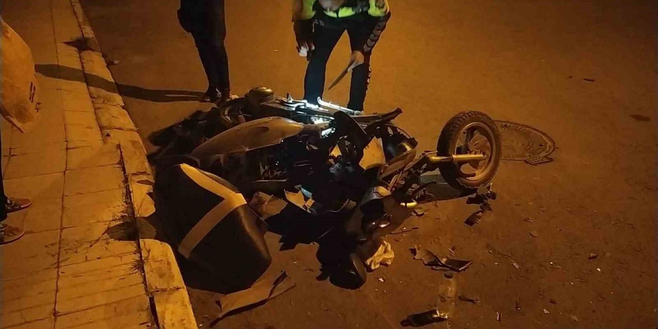 Motosiklet ile otomobil çarpıştı: 2 yaralı