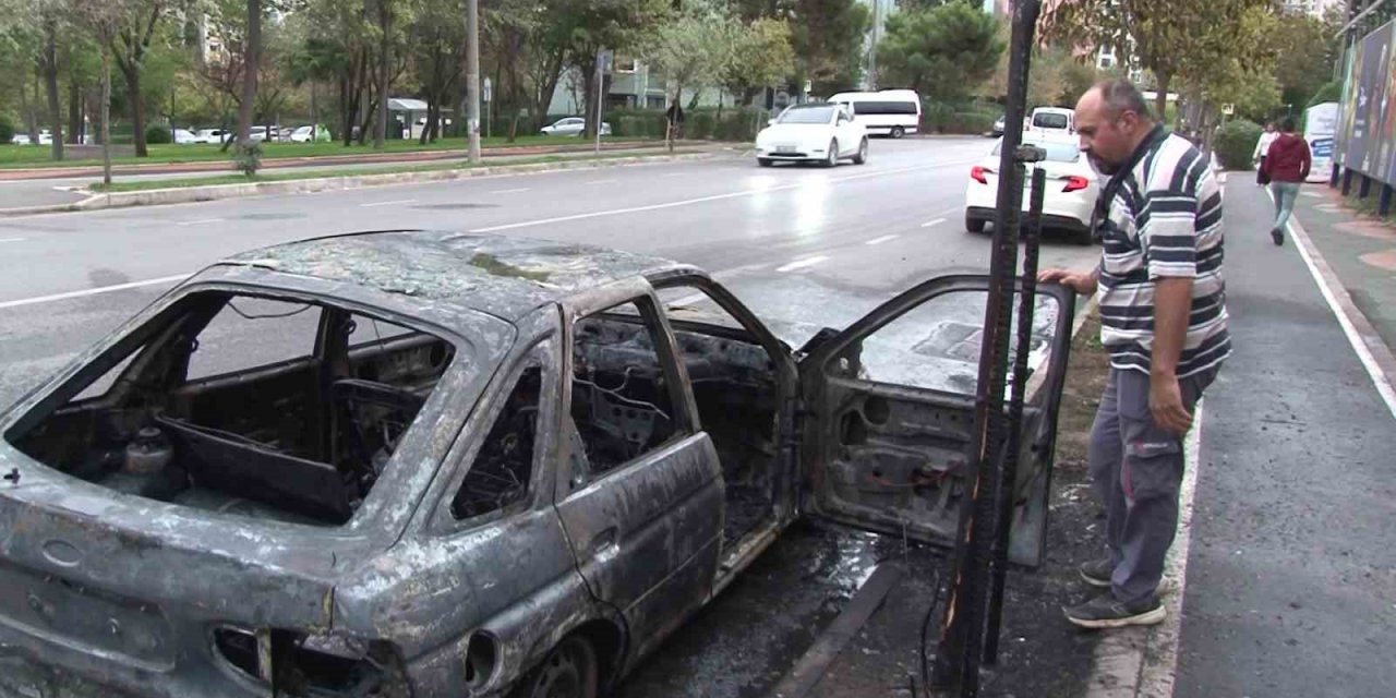 Ataşehir’de seyir halinde alev alan otomobil yandı