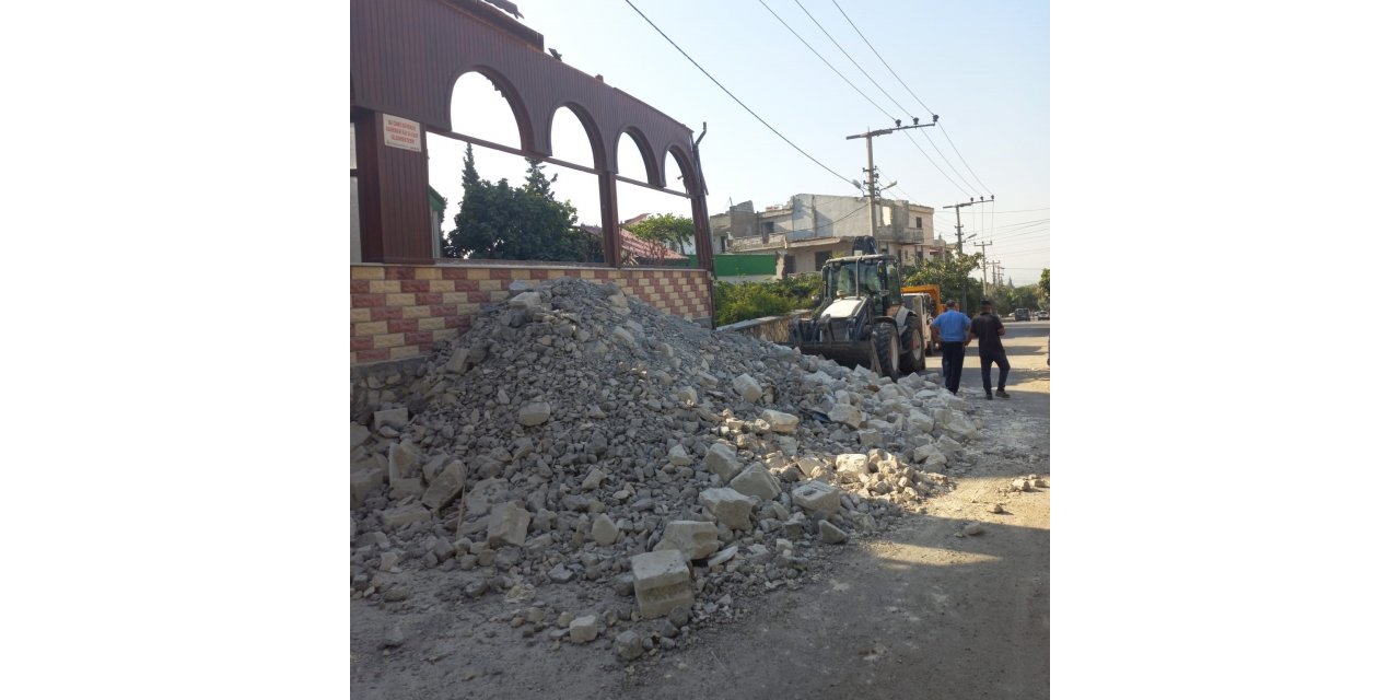 Büyükşehir belediyesi inşaat atıklarını temizliyor